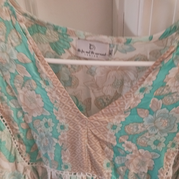 Elegant Floral Mini Dress in Cream and Blue - Picture 5 of 10